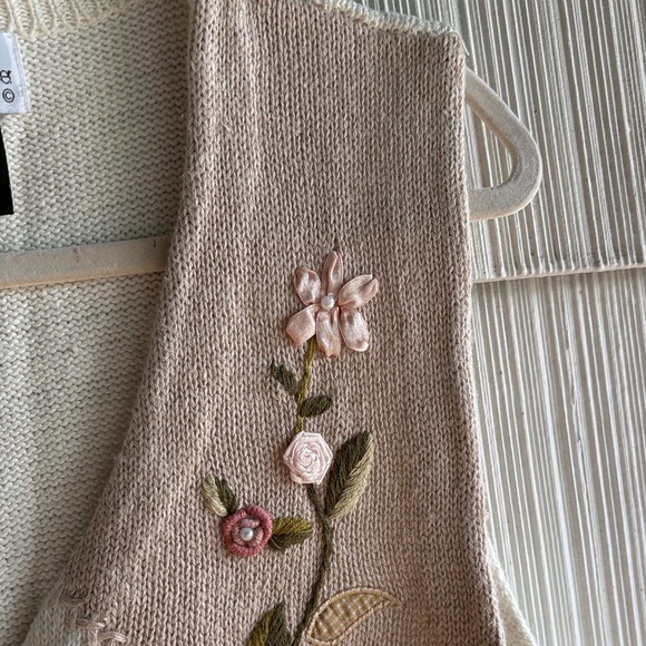 Floral Embroidered Knit Vest - Picture 9 of 10